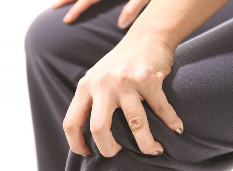 한 중년 여성이 관절염으로 무릎 통증을 호소하고 있다. (사진=자생한방병원)