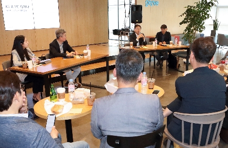 KT 구현모 대표가 세미나 참석한 국내 벤처 캐피탈 경영진들과 의견을 주고 받는 장면. 사진=KT