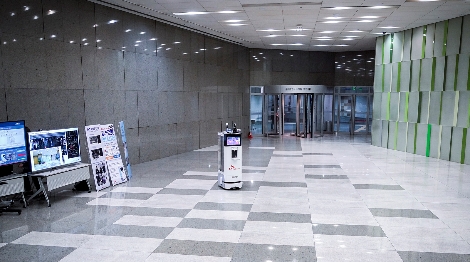 코로나19 방역로봇이 서울 중구 을지로 소재 SK텔레콤 본사에서 방역을 하고 있는 모습. 사진=SK텔레콤
