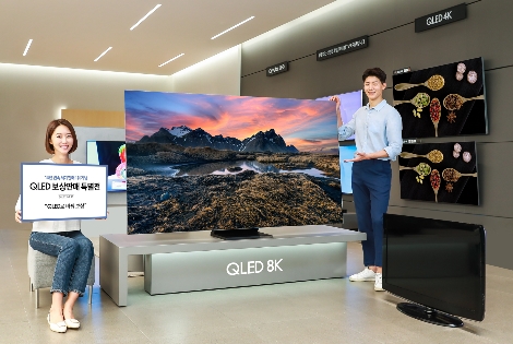 삼성전자 모델이 삼성 디지털프라자 강남본점에서 구형 TV를 반납하고 최신 QLED TV를 구매하면 최대 100만원 상당의 혜택을 받을 수 있는 'QLED 보상판매 특별전'을 소개하고 있다. 사진=삼성전자