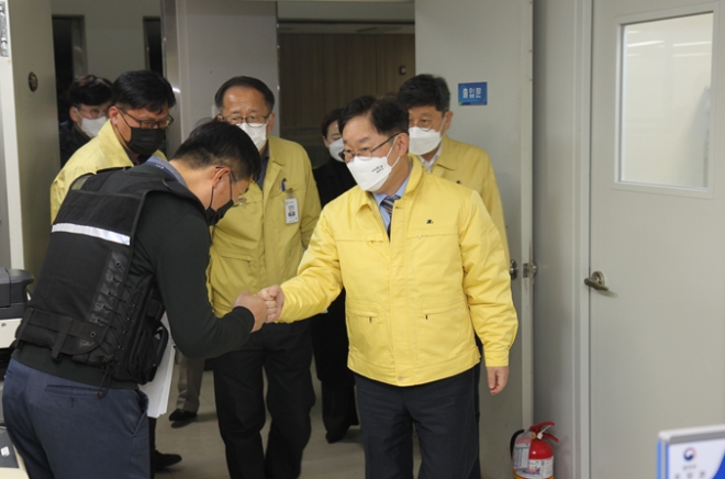 박범계 법무부 장관이 14일 서울보호관찰소 신속수사팀 직원들을 격려하고 있다.(사진제공=법무부)