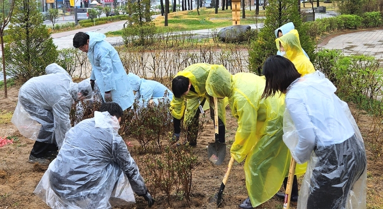 [기업사회활동] 휴젤, 춘천시청과 ‘나무 심기’ 캠페인 진행