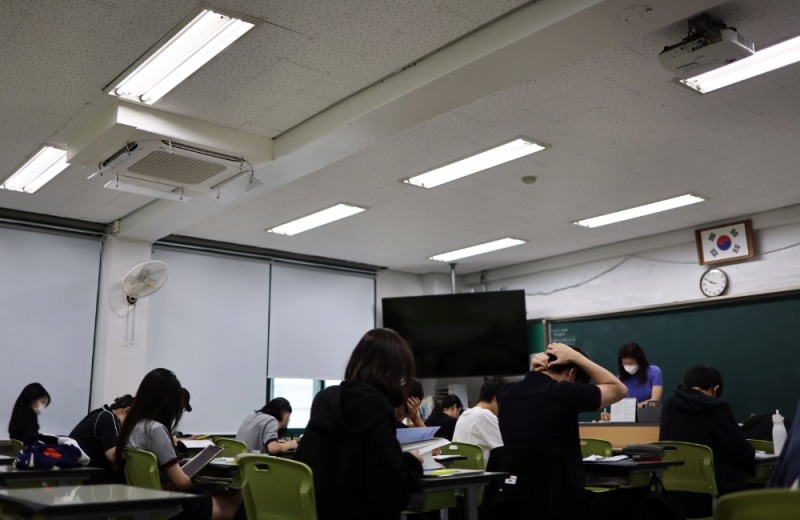 20일 서울의 한 고등학교 3학년 교실에서 학생들이 공부를 하고 있다. 사진=연합뉴스