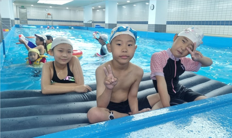 여름방학을 맞아 KCC 사내 수영장을 찾은 임직원 자녀들.(사진=KCC)