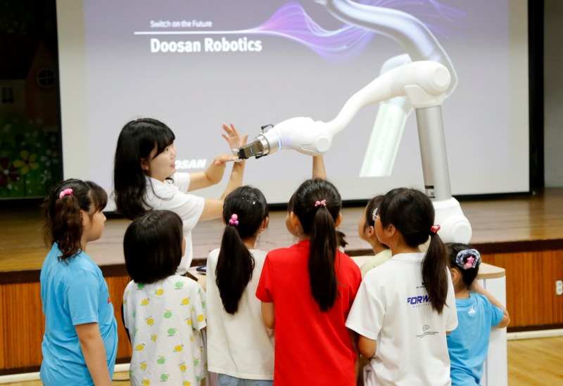 [산업 이슈] 두산로보틱스, ‘협동로봇과 함께하는 즐거운 추억 만들기’ 사회공헌활동 진행 外