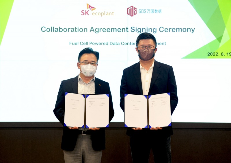지난해 8월 박경일 SK에코플랜트 사장(왼쪽)과 황 웨이(William Wei Huang) GDS 회장이 ‘연료전지 연계 데이터센터 사업 개발’을 위한 협약(Collaboration Agreement)을 체결한 뒤 기념촬영을 하고 있는 모습.(사진=SK에코플랜트)