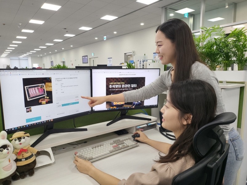  삼성 직원들이 '추석 맞이 온라인 장터'에서 국내산 수산물을 구입하는 모습. 사진=삼성