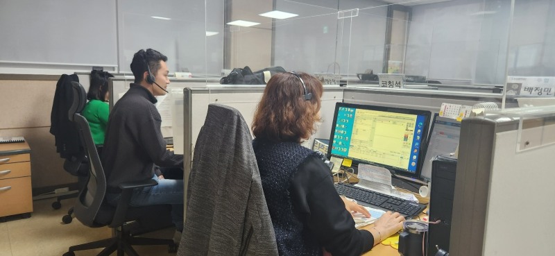 고객콜센터(성산)애서 직원들이 상담을 하는 모습.(사진=한국교통안전공단)