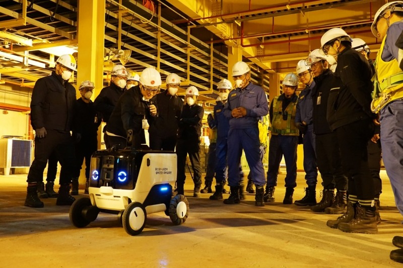 LG전자 로봇선행연구소에서 포스코 공정연구소장에게 모바일로봇을 소개하고 있다.(사진=포스코)
