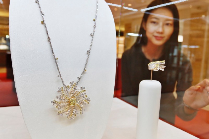[생활경제 이슈] 갤러리아百, "노을을 형상화한 다이아몬드 목걸이 만나보세요" 外
