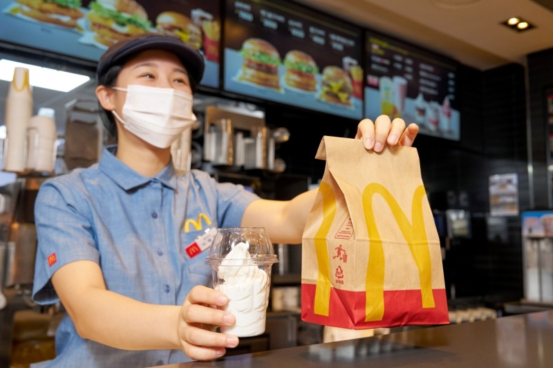 [생활경제 이슈] 맥도날드, 외식업계 최초 100% 재생페트 용기 전국 매장에 도입 外
