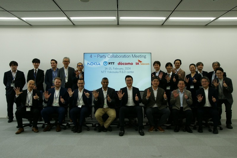 SK텔레콤, NTT도코모, NTT, 노키아벨연구소 기술 관계자들이 지난 15일 일본 요코스카시 NTT R&D센터에서 진행된 기술 협력 회의에 참석한 모습. 사진=SK텔레콤