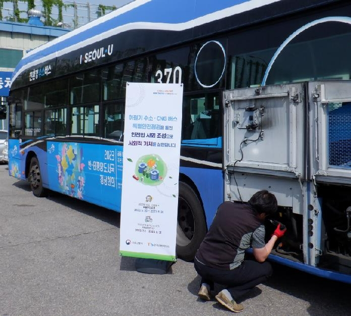 한국교통안전공단 직원이 버스 점검을 하고 있는 모습.(사진=TS)