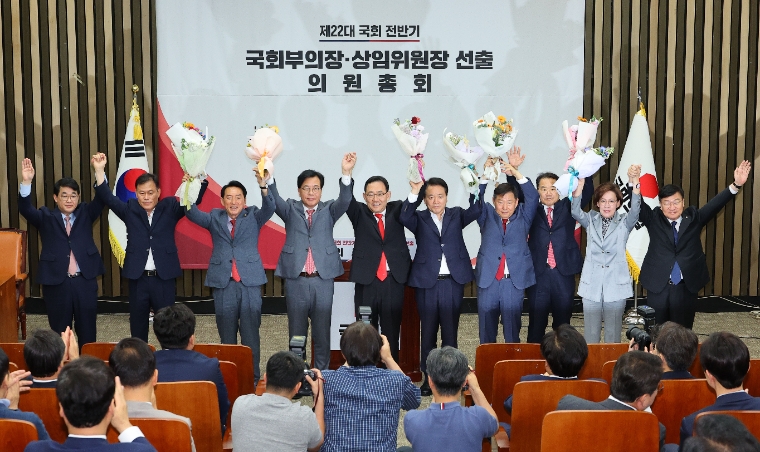 기재위원장에 선출된 송언석 (왼쪽 네번째) 의원 (사진=연합뉴스)