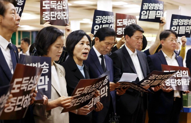 방통위원장 규탄 기자회견하는 야당 과방위원들.(사진=연합뉴스)