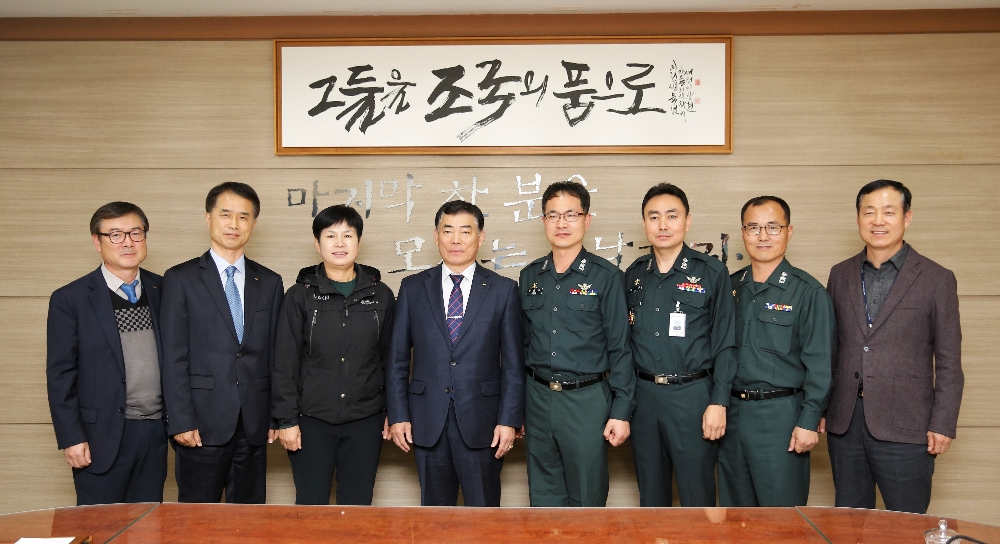사진 왼쪽에서 4번째가 김도호 군인공제회 이사장(사진=군인공제회 제공)