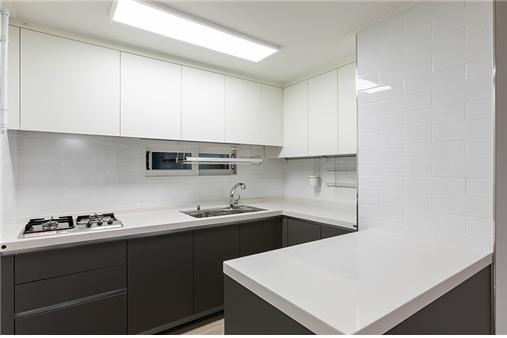 ‘블랙&화이트’의 현대적 디자인이 돋보이는 주방 / 홈테리