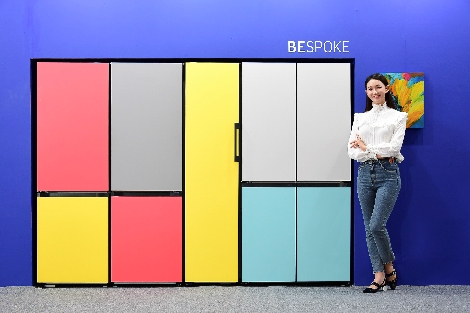 삼성전자 모델이 '2019 유니온 아트페어'에 전시된 냉장고 비스포크를 홍보하고 있다. 사진=삼성전자