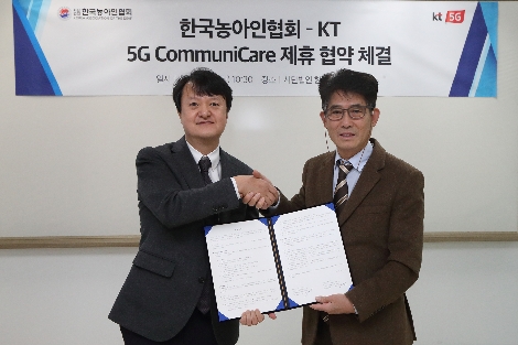 협약식을 마치고 KT 5G사업본부장 박현진 상무(왼쪽)와 한국농아인협회 변승일 회장(오른쪽)이 기념촬영을 하고 있다. 사진=KT