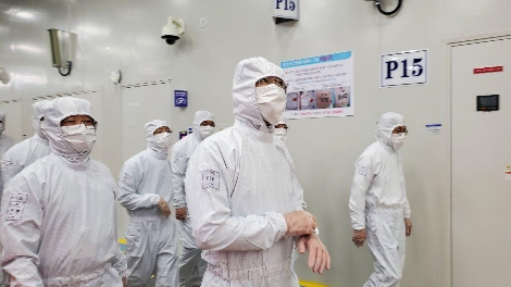 이재용 부회장이 중국 산시성에 위치한 삼성전자 시안반도체 사업장을 찾아 생산 라인을 살펴보고 있다. 사진=삼성전자
