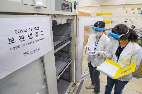 19일 오후 광주 북부보건소에 전달된 훈련용 백신을 냉장고에 넣고 있는 모습. 사진=연합뉴스