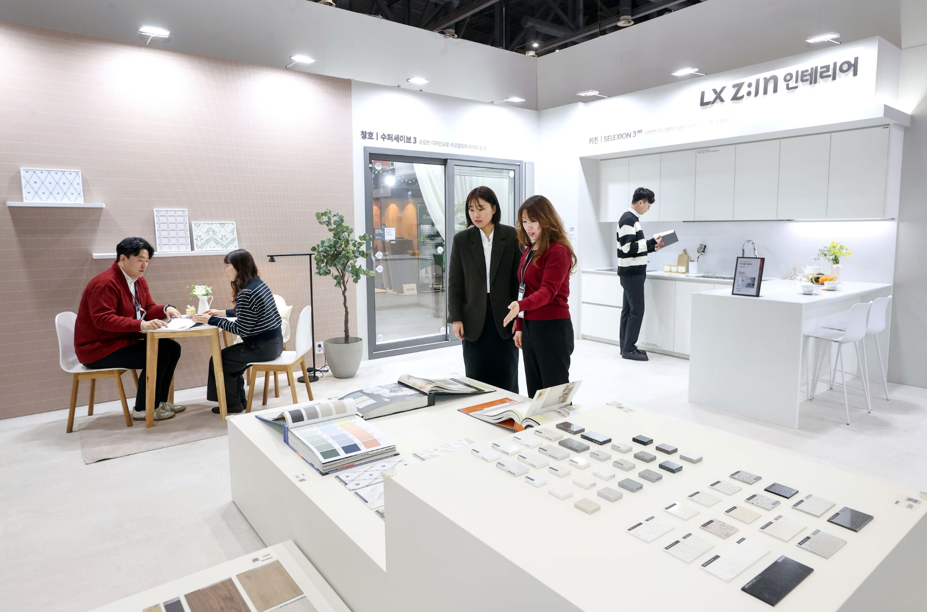 '2023 코리아빌드(Korea Build)' LX하우시스 전시관을 방문한 관람객들이 인테리어 제품들을 살펴보고 상담을 받고 있는 모습.(사진=LX하우시스)