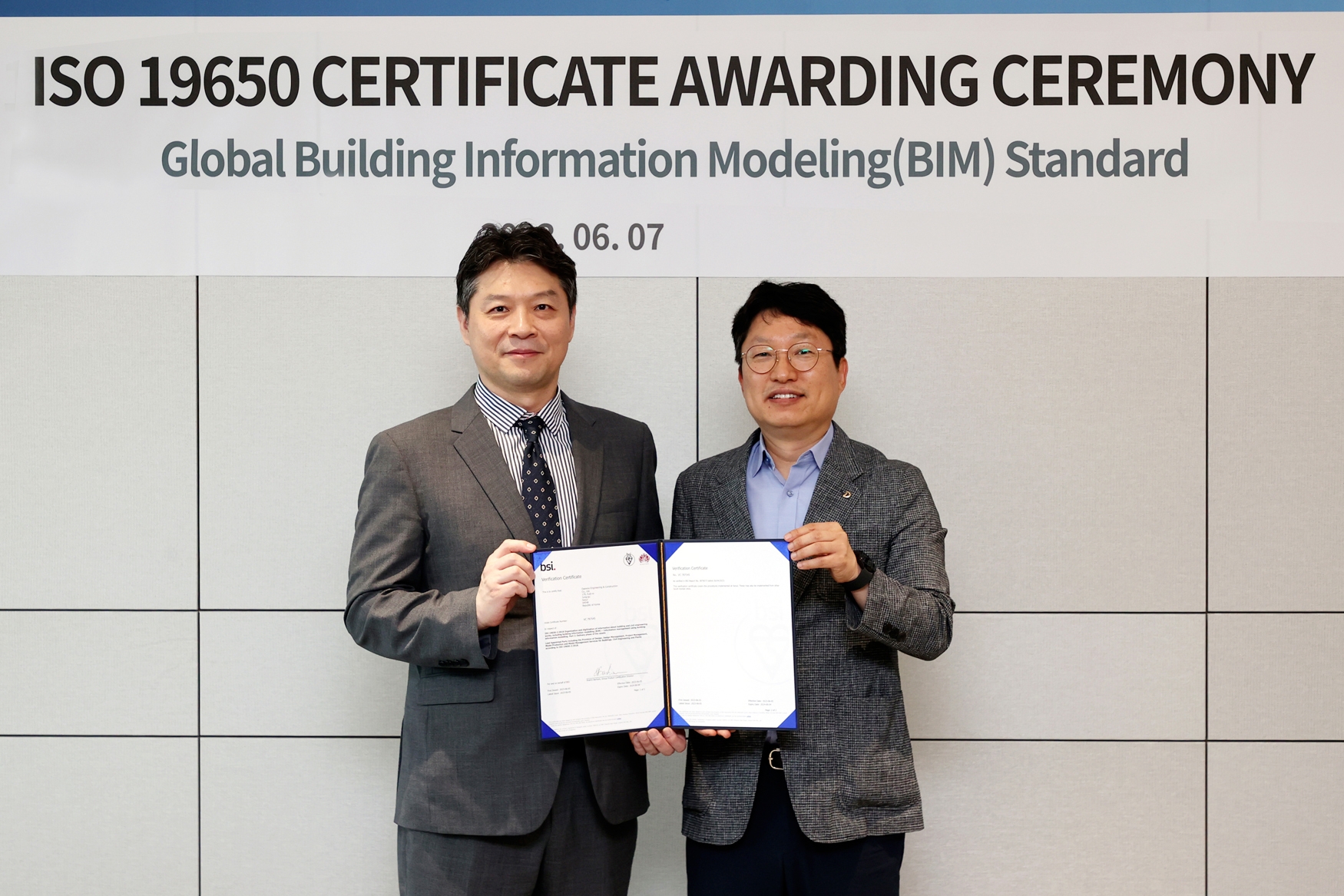 (왼쪽부터) BSI Group Korea 임성환 대표, 대우건설 안전품질본부 배용주 상무.(사진=대우건설)