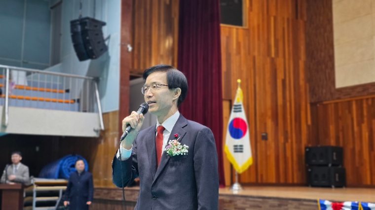 수원 수성고 제67회 졸업식에 참석해 축사하고 있는 방문규 산업자원통상부 전 장관 (사진=공보담당)