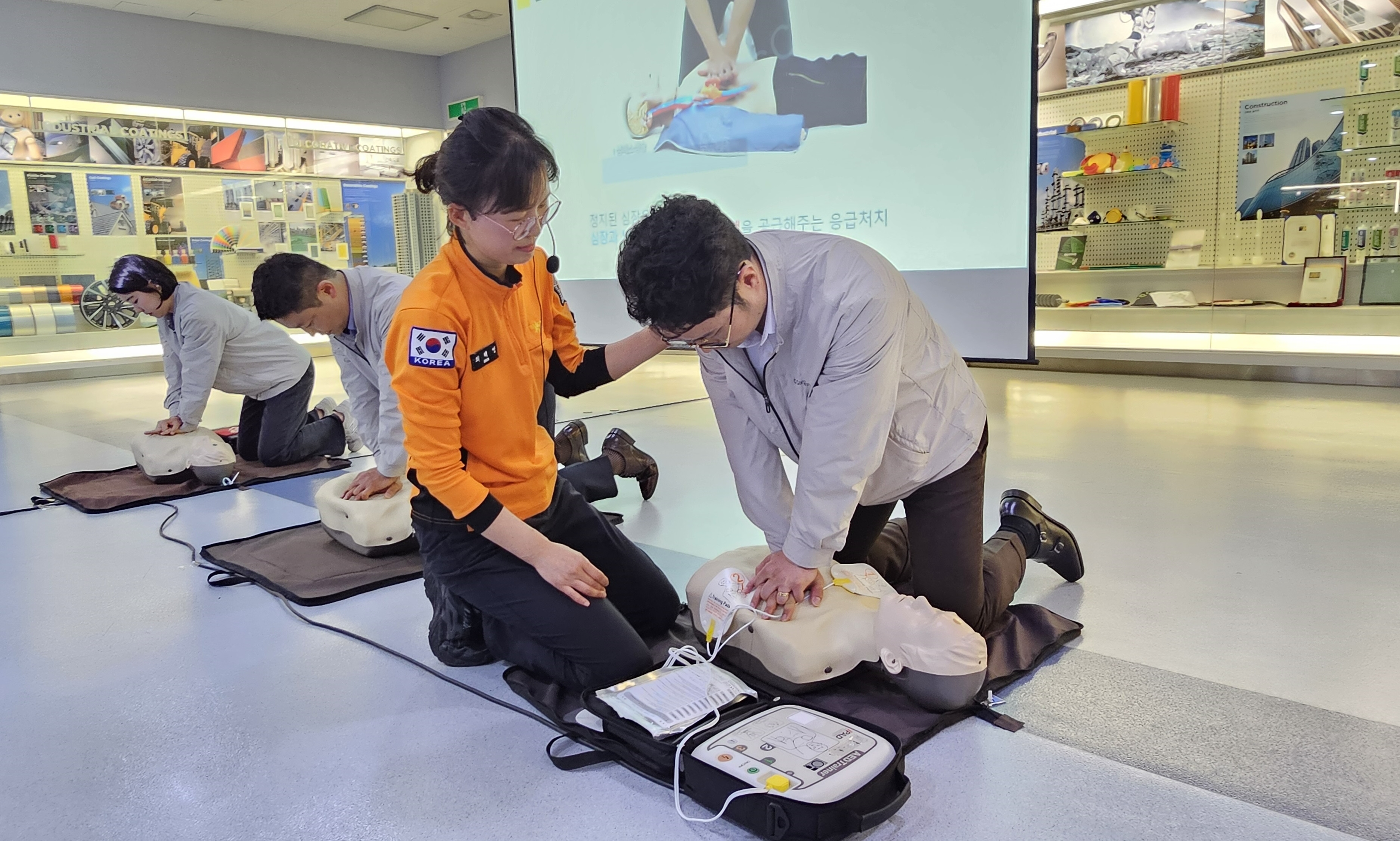 KCC 직원들이 응급처치 교육의 일환으로 심폐소생술 실습을 하고 있다.(사진=KCC)