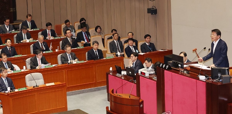 작년 예결위 전체회의에서 서삼석 (오른쪽) 위원장 (사진=연합뉴스)