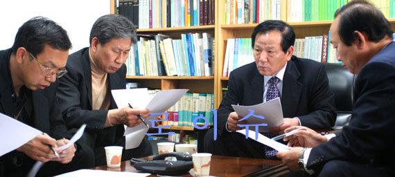 ▲로스쿨법비대위간부들이10일긴급회의를갖고있다.왼쪽부터이상수대변인,정용상공동집행위원장,석종현상임집행위원장,조병윤상임공동대표