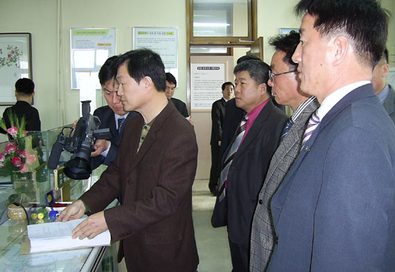 ▲전북공무원노조연명이15일전주지검에도올김용욱교수에대한고발장을접수시키고있다.(사진제공=노조)