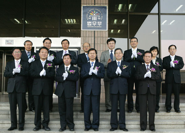 법무부, 법의 날 맞아 현판 교체