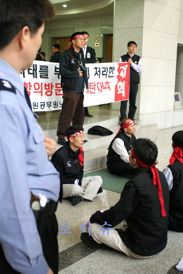 법원직원을 법원직원이 감시...묘하네