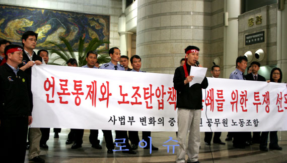 ▲삭발식에서투쟁결의문을낭독하는이성철사무총장.그는위원장과함께삭발에참여했다.