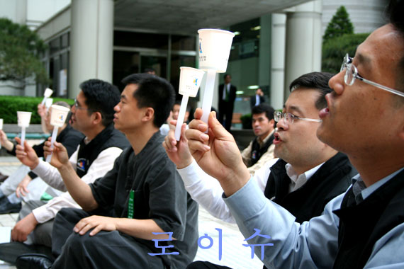 ▲법원공무원들이촛불을치겨들며민중가요를부르고있다.