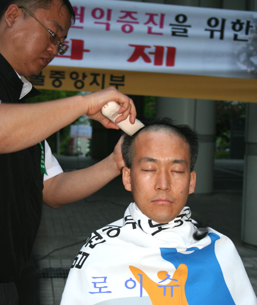 ▲김성환대전지부장이삭발투쟁에동참하고있다.▲양윤석서울지역본부장이삭발투쟁에동참하고있다.▲최송립서울중앙지부장이삭발투쟁에동참하고있다.▲만감이교차하는최송립서울중앙지부장