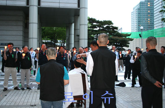 ▲지난10일사법사상최초로서울법원종합청사에서법원노조원들이촛불시위를갖으며삭발식을거행했던모습