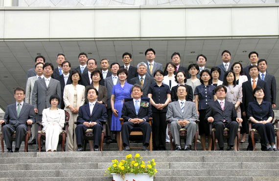 ▲양동관서울가정법원장이퇴임식을마치고법원정문계단에서법관및직원들과기념촬영을하고있다.(사진제공=서울가정법원)