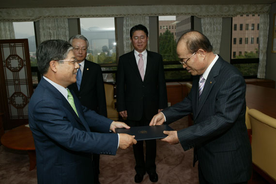 ▲김성호법무부장관이9일한국갱생보호공단신임이사장에임명된한창규씨에게임명장을수여하고있다.