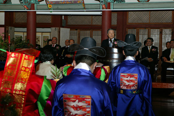 ▲김성호법무부장관이이날합동결혼식에서신랑과신부에게축사를통해격려하고있다.