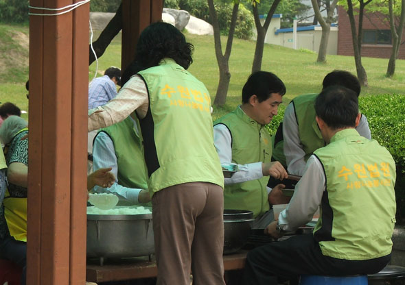 ▲신영철수원지법원장이이날행사에참여해밥을퍼주고있다.(사진=수원지법)