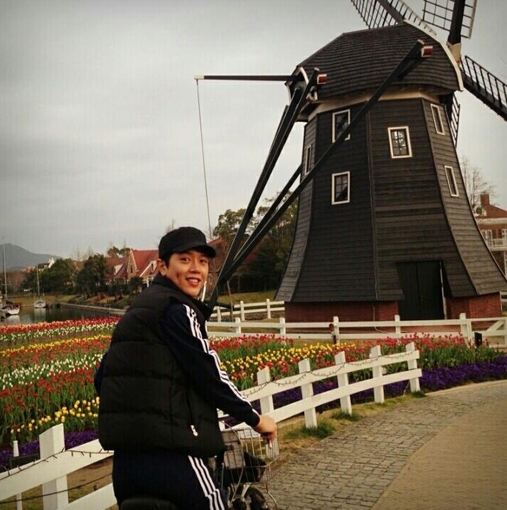 이도영 일본 여행.. 튤립보다 빛나는 보조개
