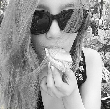 ▲태연흑백셀카(사진=태연인스타그램)