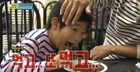 ▲준수먹방(사진=MBC아빠어디가방송캡처)