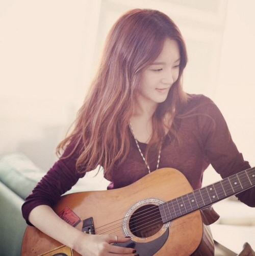 ▲강민경기타연주(사진=강민경인스타그램)