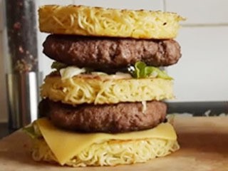 ▲라면과햄버거의만남(사진=인터넷게시판)