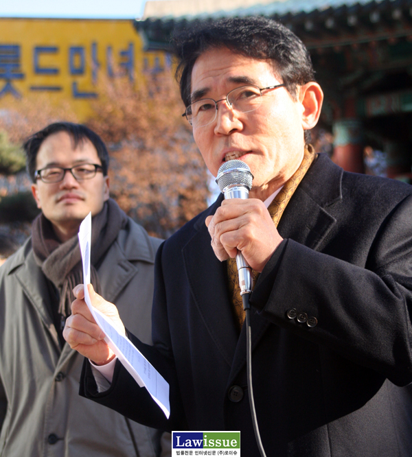 ▲민변비상특위위원장을맡은최병모변호사,그뒤에민변사무차장박주민변호사