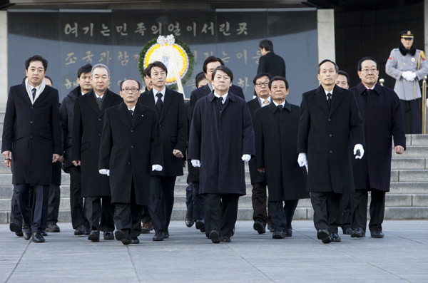 ▲동작동국립현충원에헌화한안철수의원과새정치추진위원회인사들(사진출처=안철수의원홈페이지)