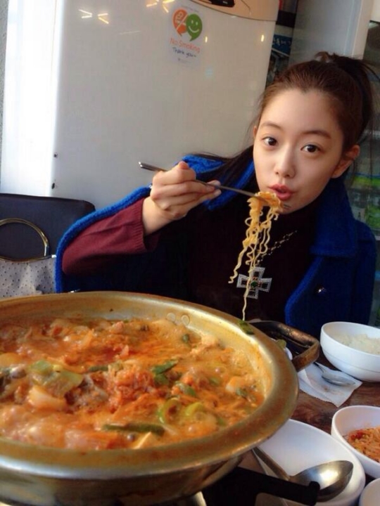 ▲이래나사촌클라라김치찌개인증샷(사진=클라라트위터)